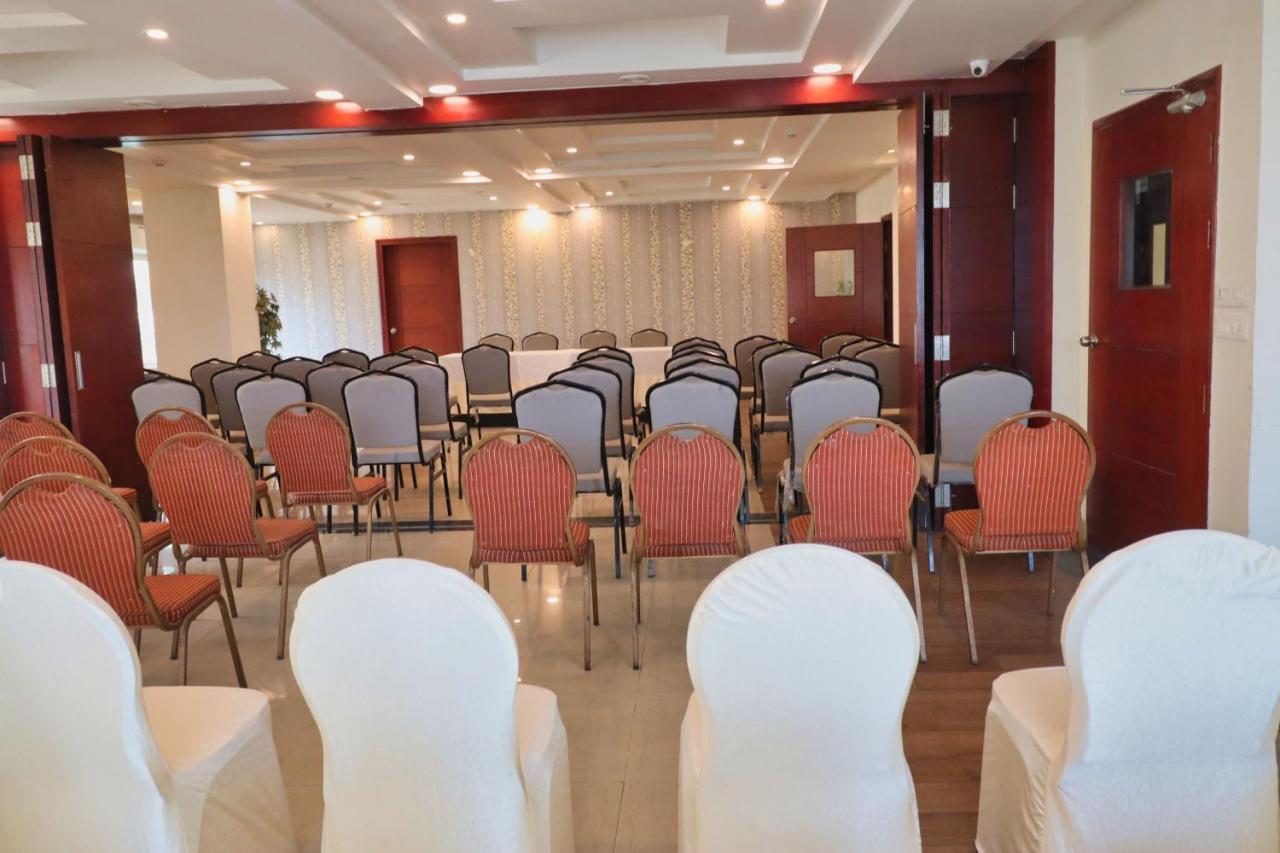 Crestmont Ashapurna Jaipur, Banipark Hotel Bagian luar foto