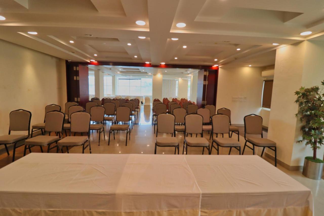 Crestmont Ashapurna Jaipur, Banipark Hotel Bagian luar foto