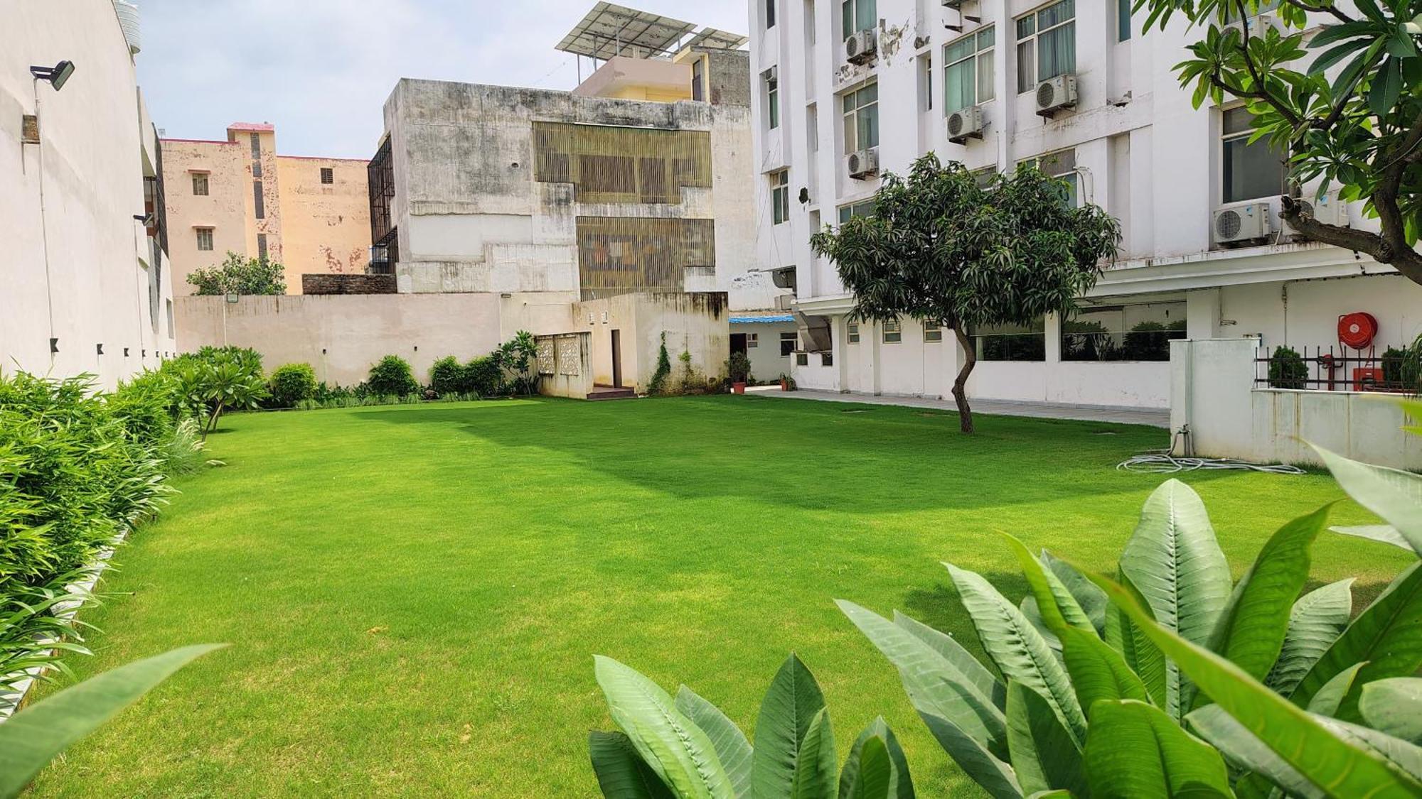 Crestmont Ashapurna Jaipur, Banipark Hotel Bagian luar foto
